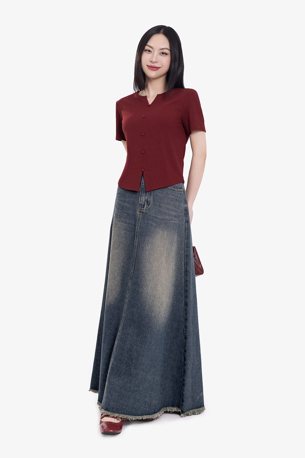 Áo thun nữ màu đỏ dáng ôm cổ xẻ V