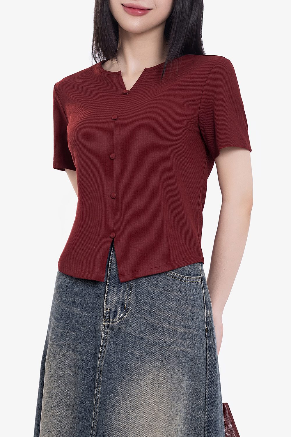 Áo thun nữ màu đỏ dáng ôm cổ xẻ V