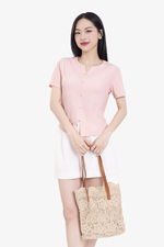 Áo thun gân cotton màu hồng phối nút