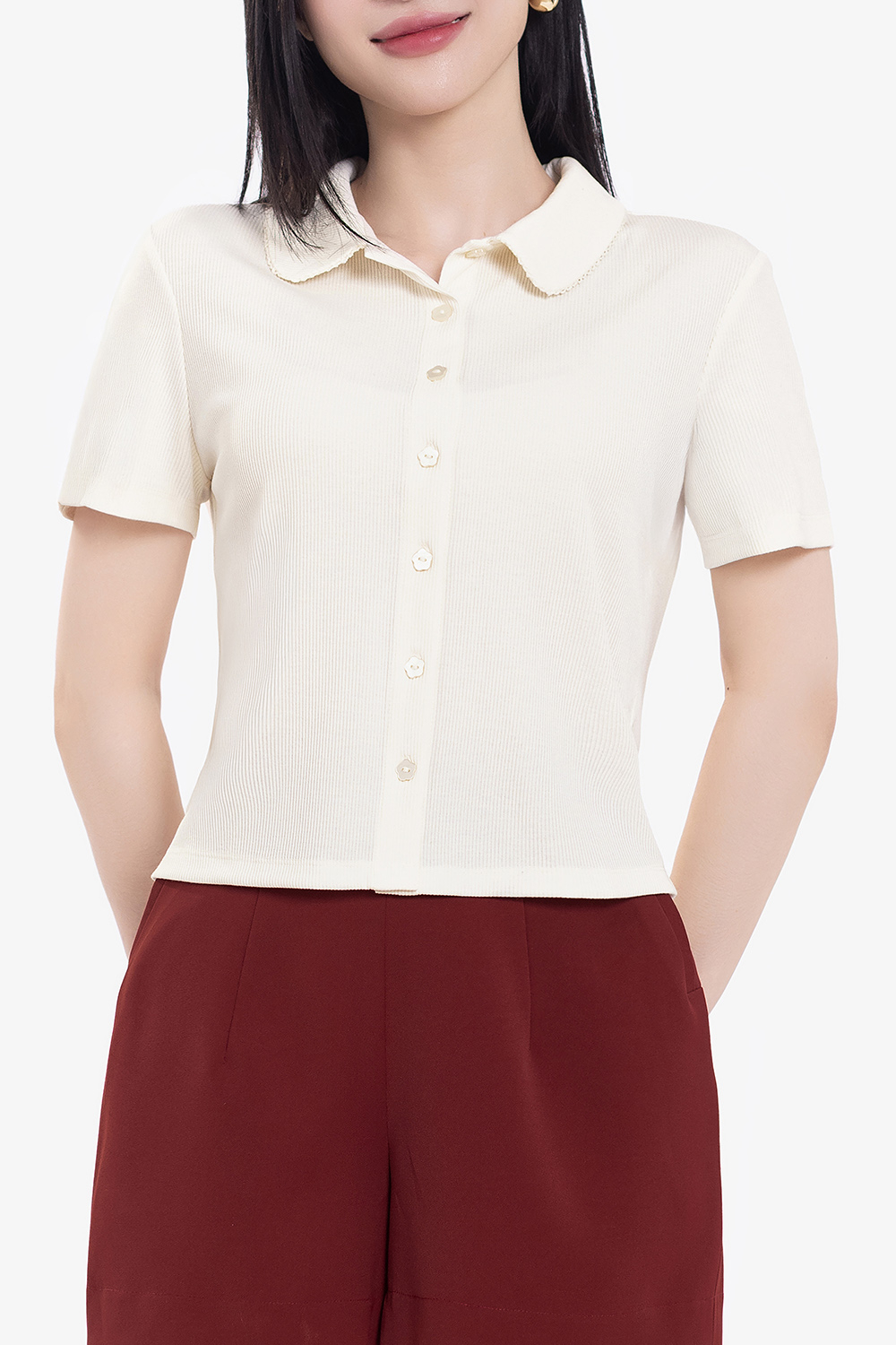 Áo thun gân cotton màu kem cổ sen phối nút