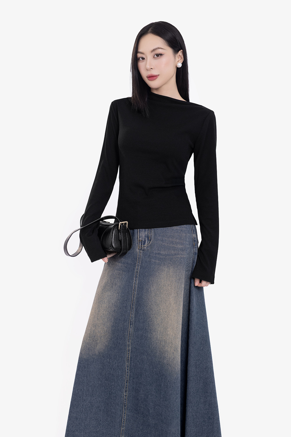 Áo thun nữ tay dài lệch vai màu đen