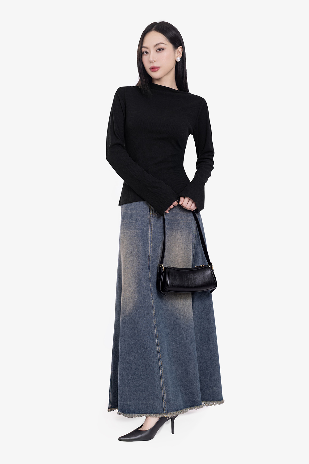 Áo thun nữ tay dài lệch vai màu đen