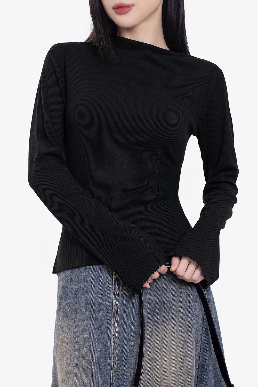 Áo thun nữ tay dài lệch vai màu đen