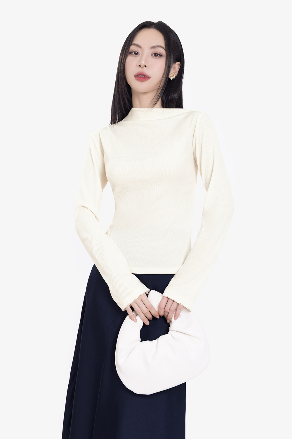 Áo thun ôm tay dài màu kem