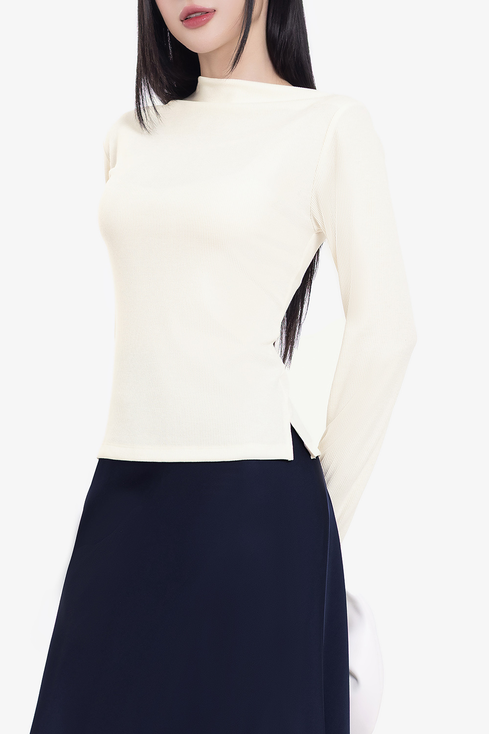 Áo thun ôm tay dài màu kem