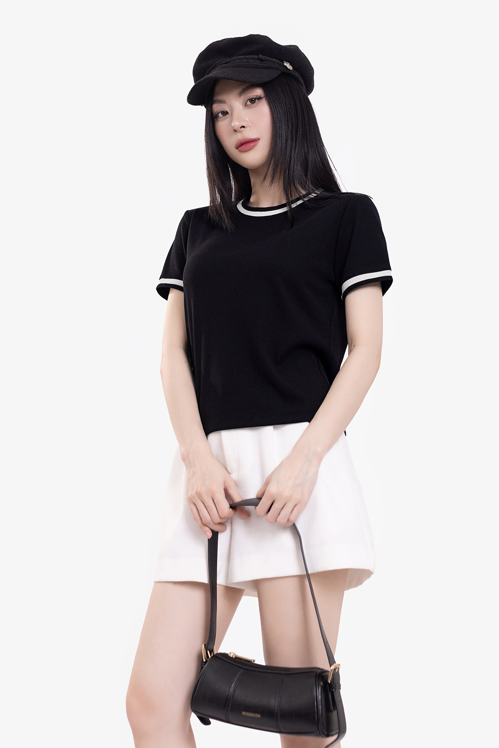 Áo thun gân cotton màu đen viền trắng