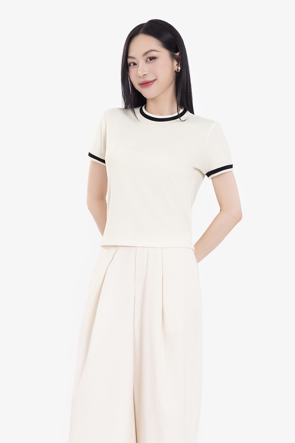 Áo thun gân cotton màu trắng viền đen