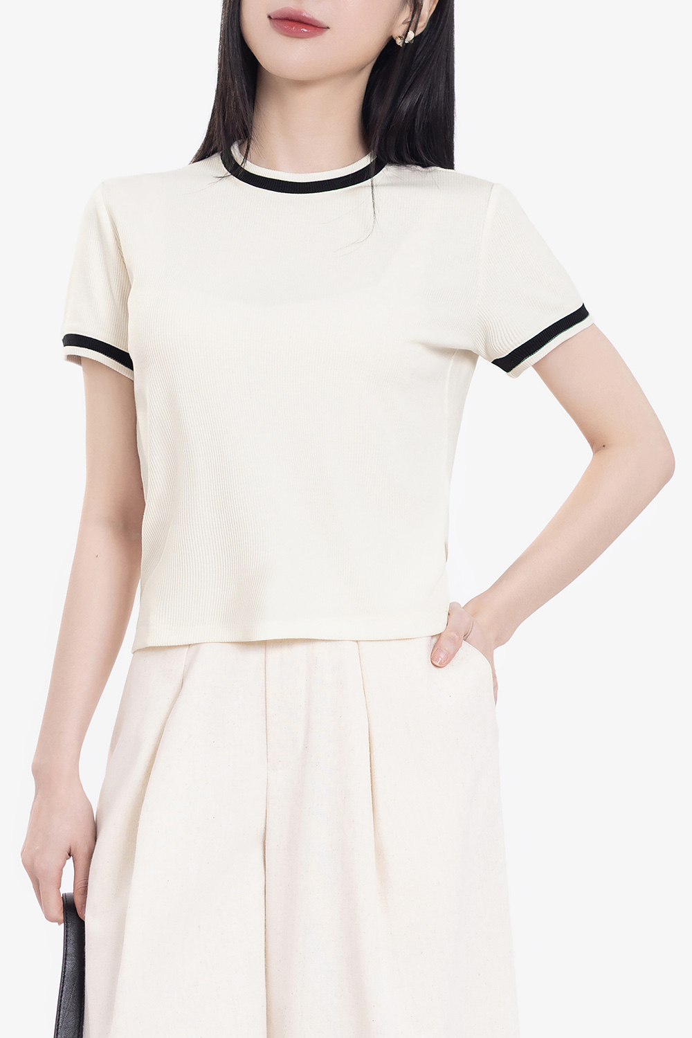 Áo thun gân cotton màu trắng viền đen