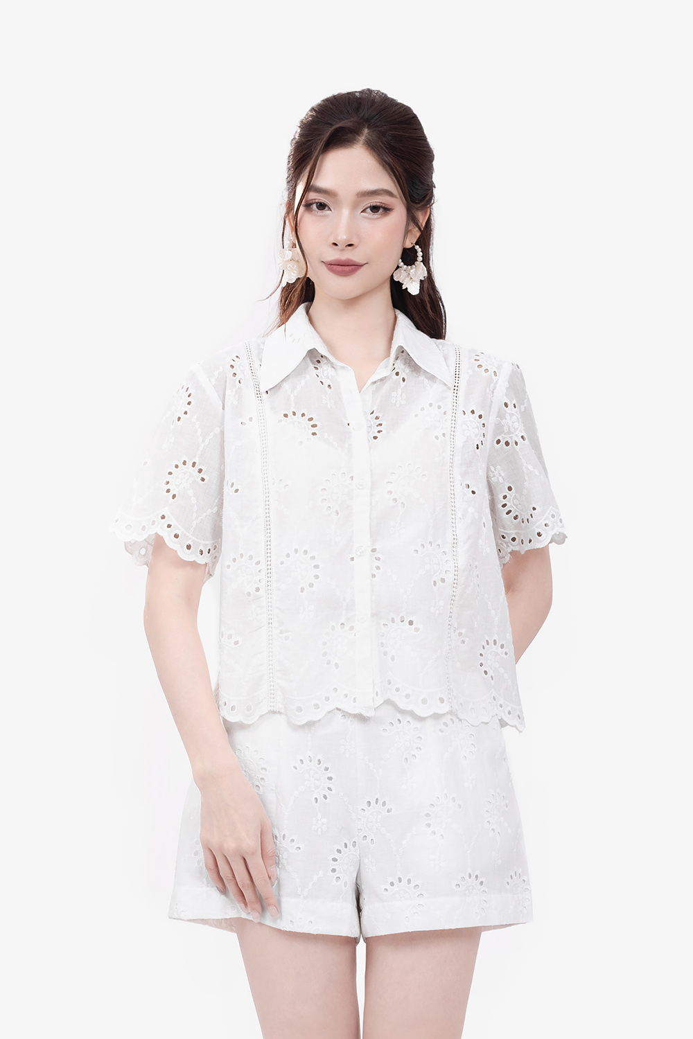 Quần short trắng xô thêu phối ren