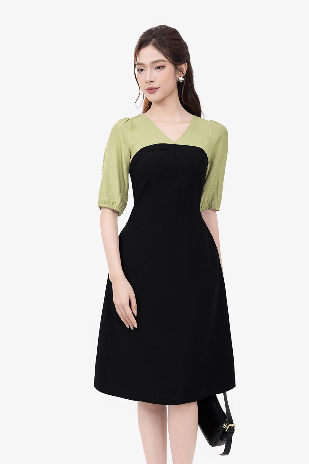 Đầm đen thun tuyết dáng chữ A tay phối màu