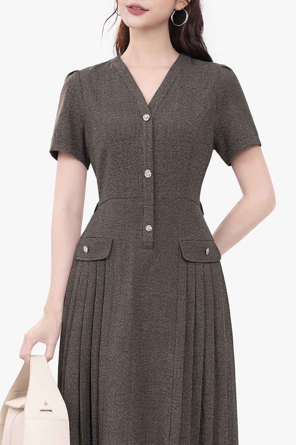 Đầm công sở màu nâu cổ V tùng xếp ly