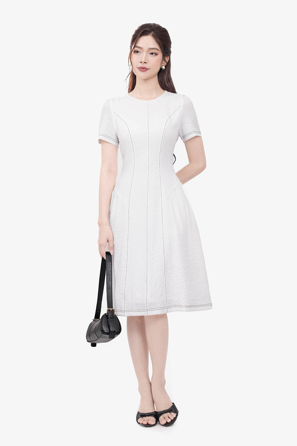 Đầm trắng dáng chữ A cổ tròn phối viền