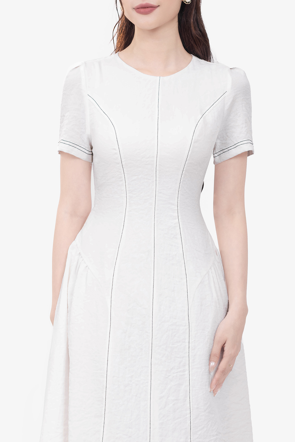 Đầm trắng dáng chữ A cổ tròn phối viền