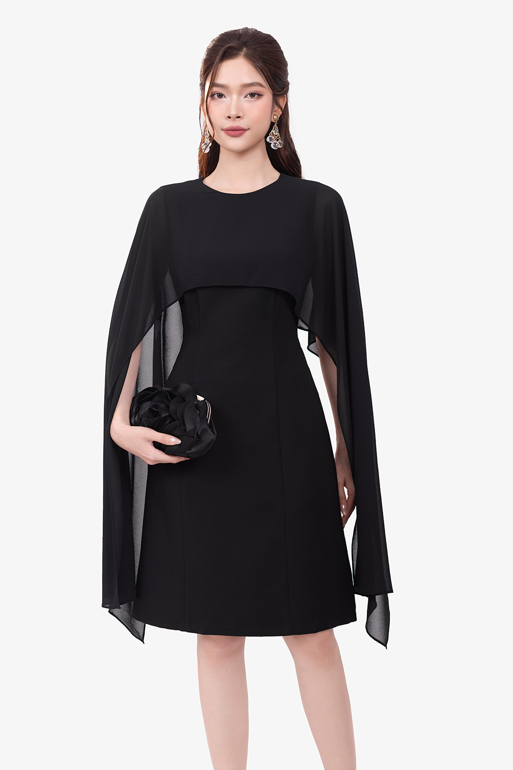 Đầm đen chữ A cổ tròn phối choàng chiffon