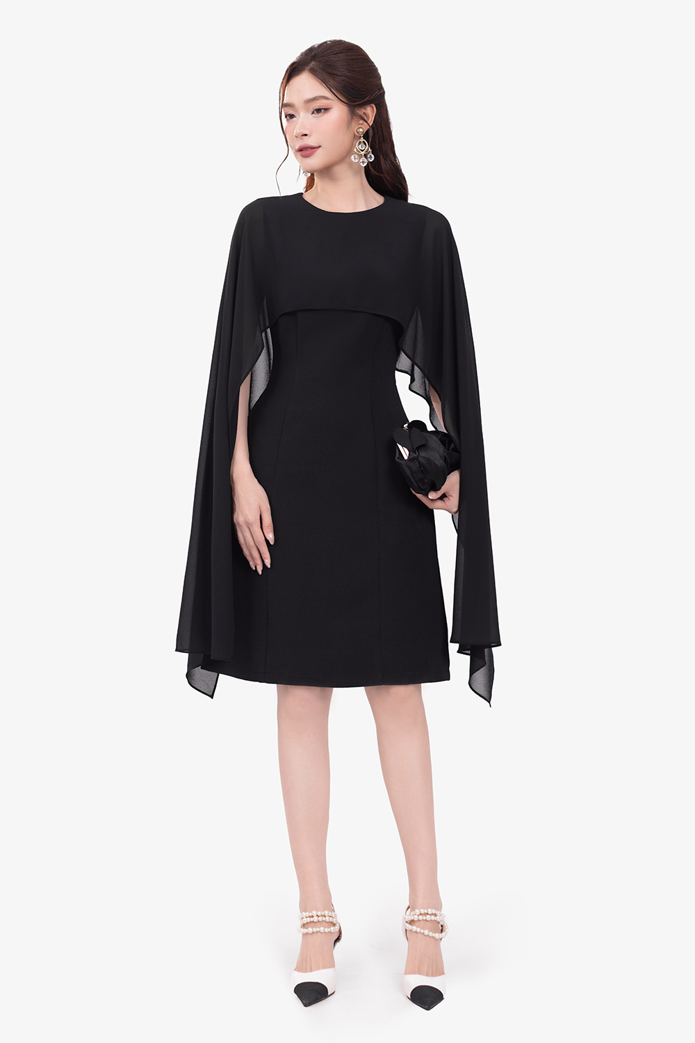 Đầm đen chữ A cổ tròn phối choàng chiffon