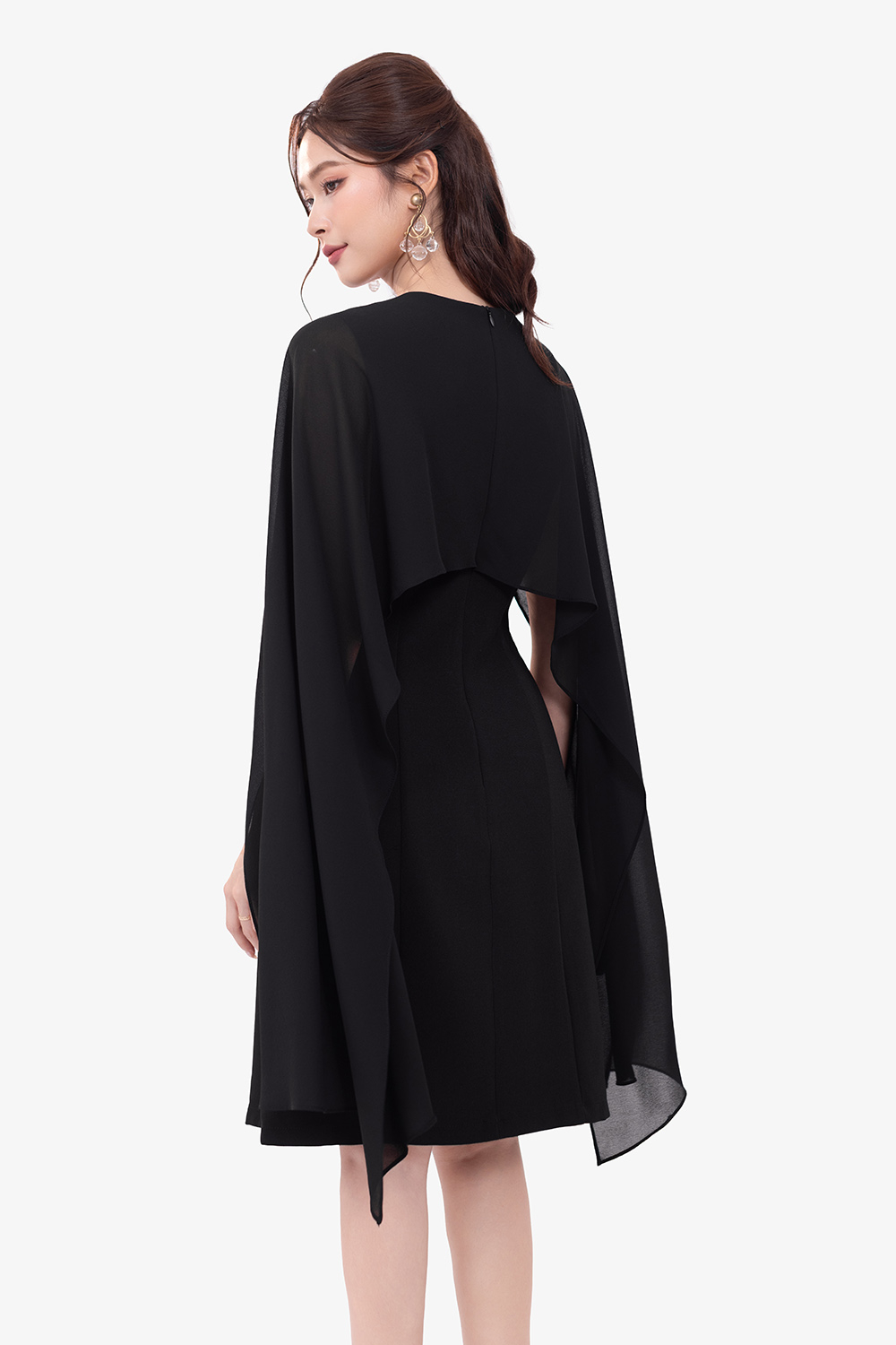 Đầm đen chữ A cổ tròn phối choàng chiffon