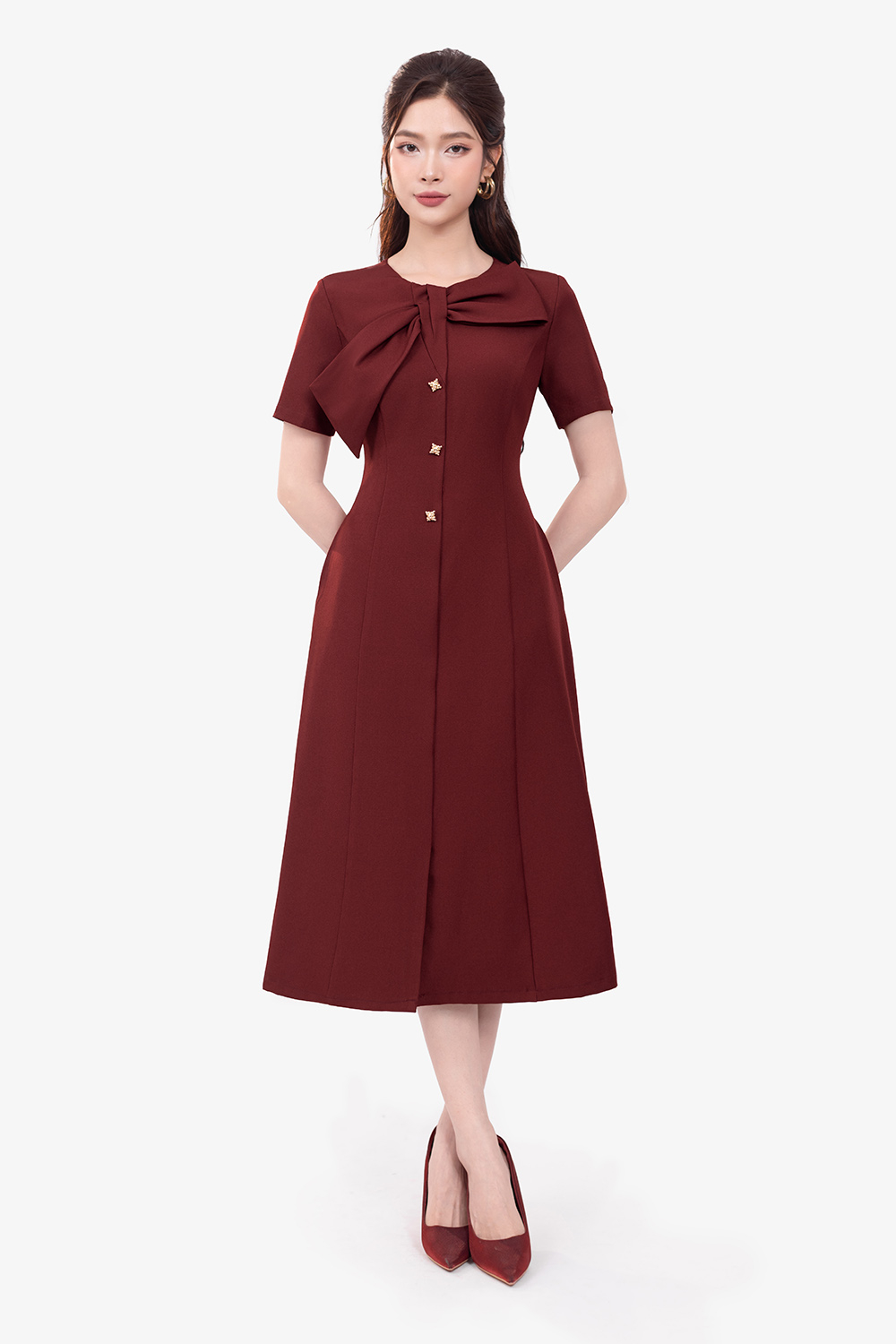 Đầm đỏ xòe dáng dài cổ phối nơ to