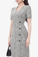 Đầm công sở dáng ôm cổ V phối nút