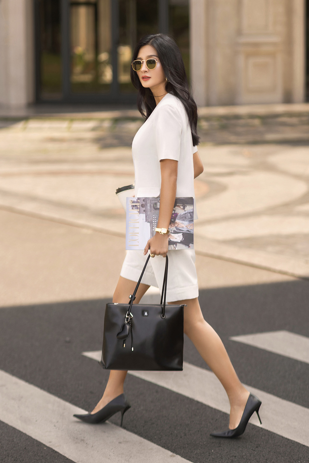 Áo trắng linen dáng suông công sở