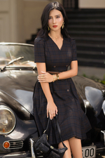 Đầm caro dáng xòe xếp ly phối nút