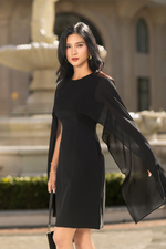 Đầm đen chữ A cổ tròn phối choàng chiffon