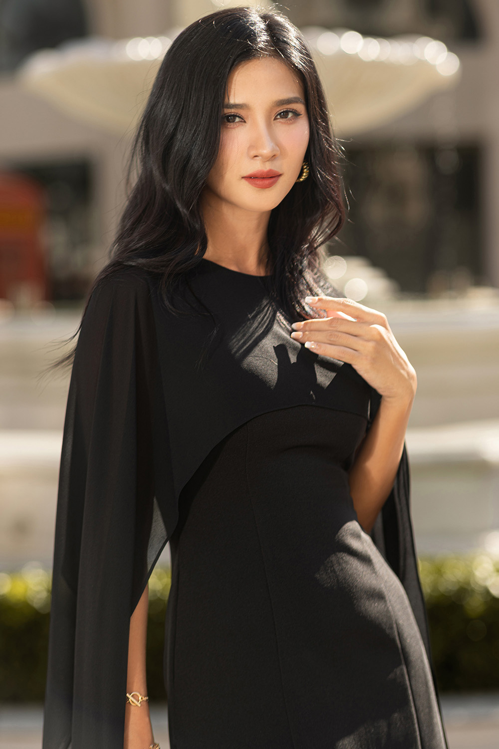 Đầm đen chữ A cổ tròn phối choàng chiffon