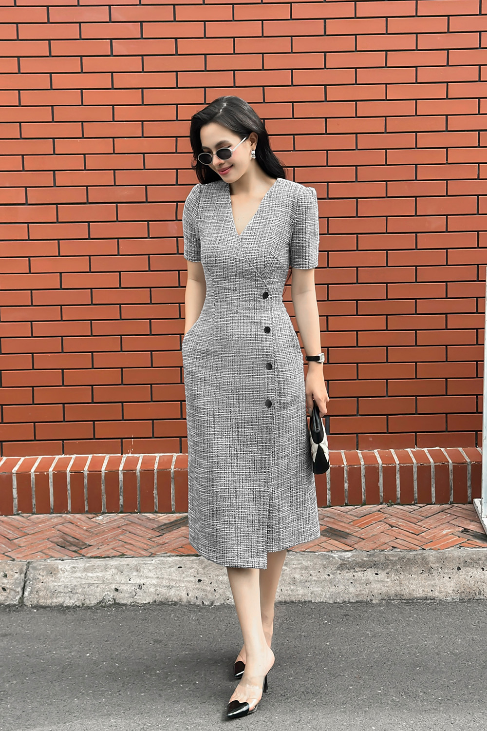 Đầm công sở dáng ôm cổ V phối nút