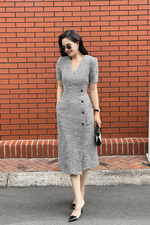 Đầm công sở dáng ôm cổ V phối nút