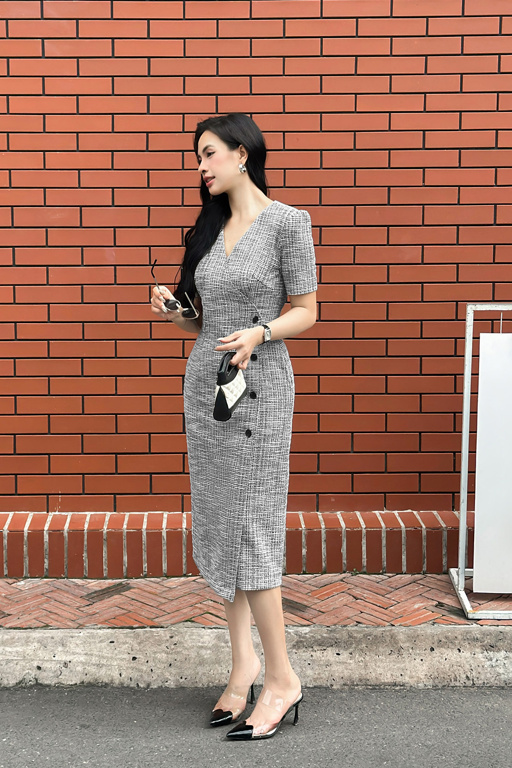 Đầm công sở dáng ôm cổ V phối nút