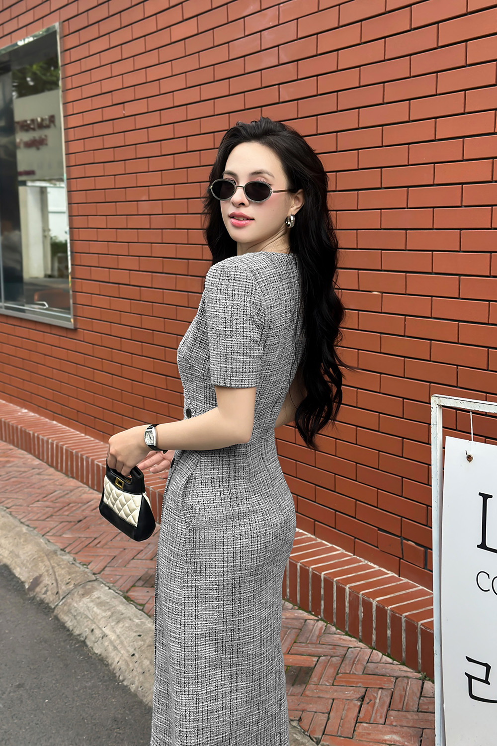 Đầm công sở dáng ôm cổ V phối nút