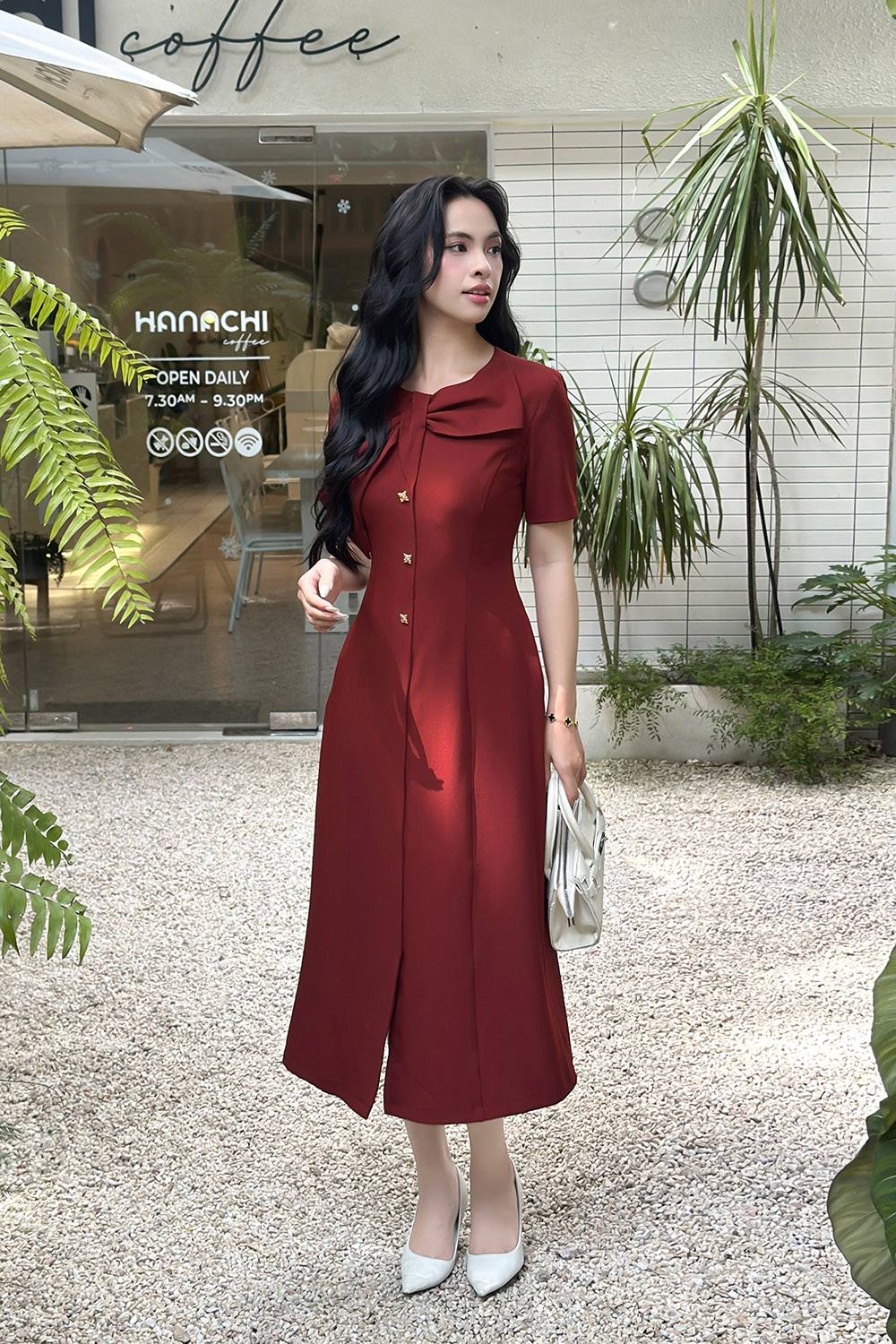 Đầm đỏ xòe dáng dài cổ phối nơ to