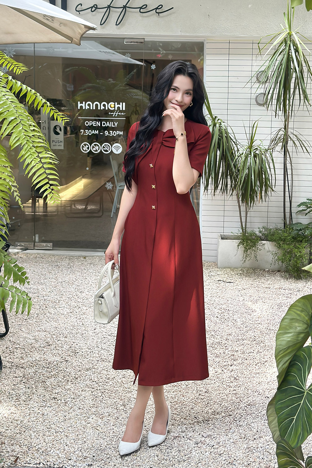 Đầm đỏ xòe dáng dài cổ phối nơ to