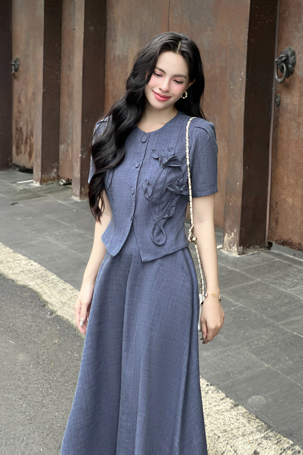 Áo kiểu nữ dáng ôm cổ tròn đính hoa