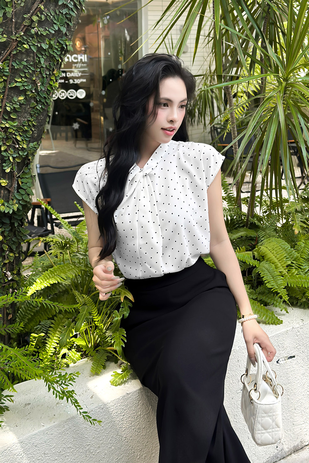 Áo kiểu nữ họa tiết chấm bi nhỏ cổ xoắn