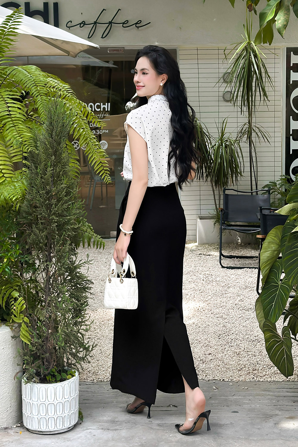 Áo kiểu nữ họa tiết chấm bi nhỏ cổ xoắn