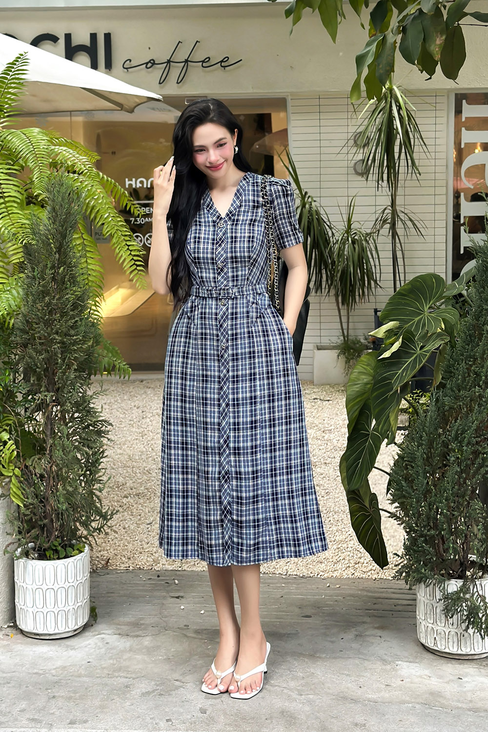 Đầm caro công sở cổ V kèm đai eo