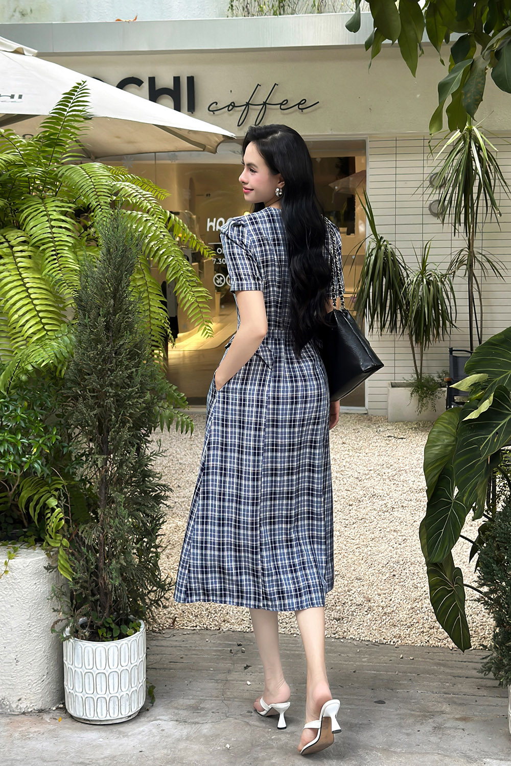 Đầm caro công sở cổ V kèm đai eo