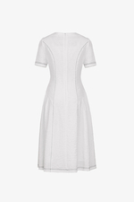 Đầm trắng dáng chữ A cổ tròn phối viền