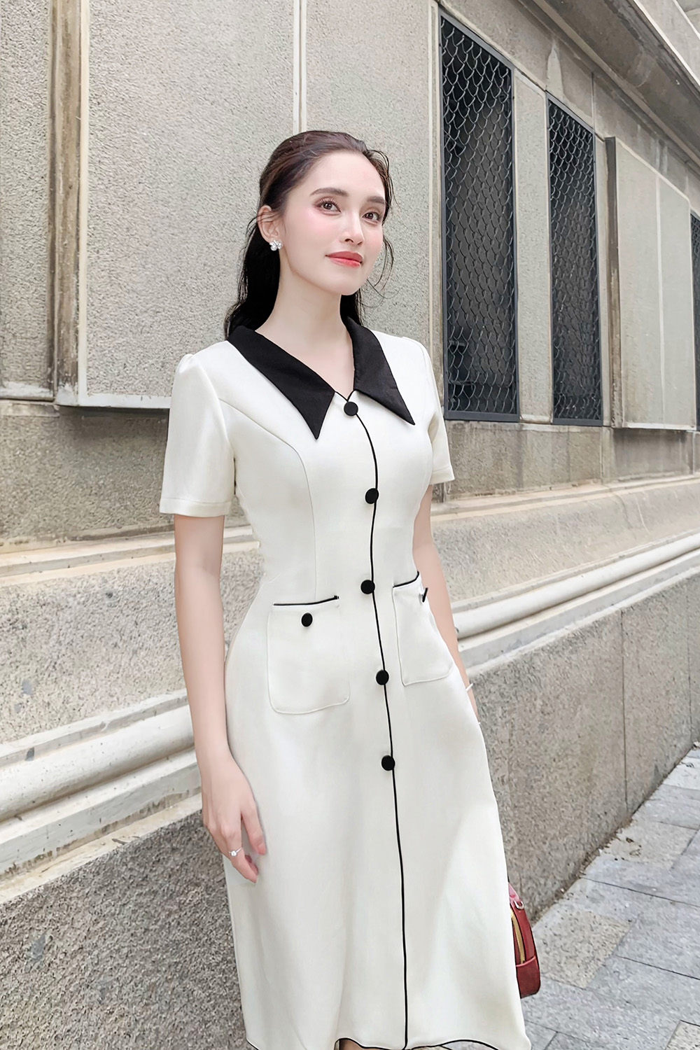 Đầm công sở chữ A cổ sen đen phối nút