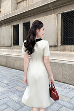 Đầm công sở chữ A cổ sen đen phối nút