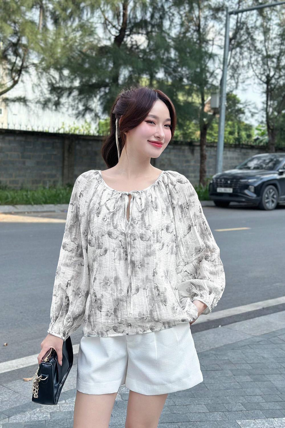 Áo kiểu nữ màu trắng họa tiết đen