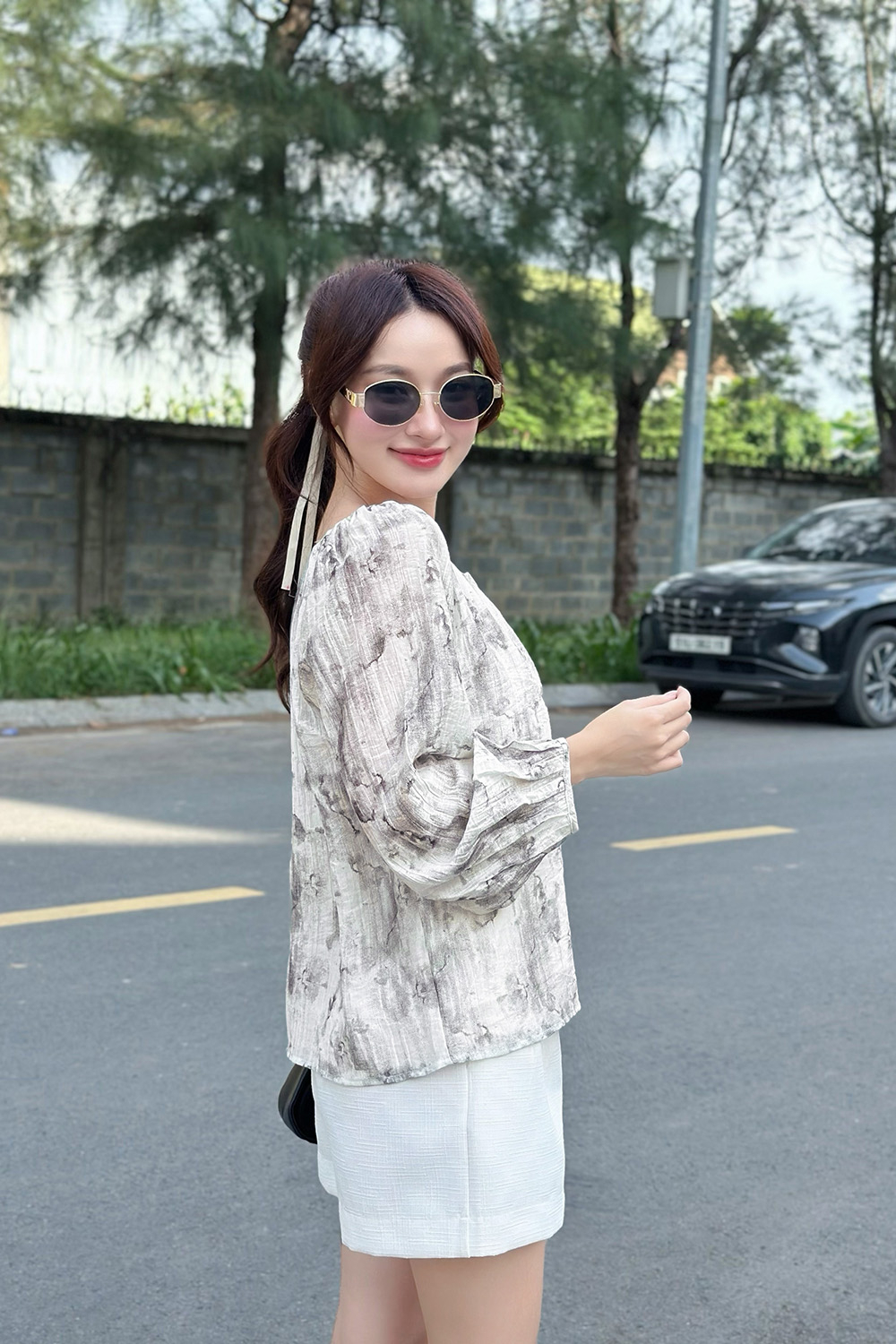 Áo kiểu nữ màu trắng họa tiết đen