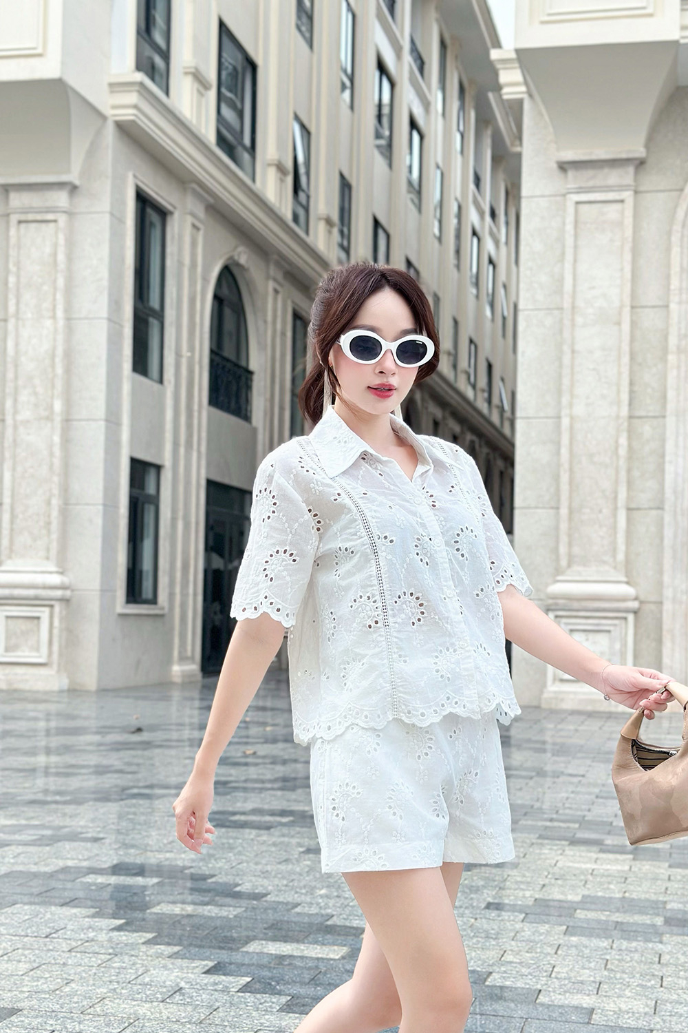 Áo kiểu sơ mi xô thêu màu trắng