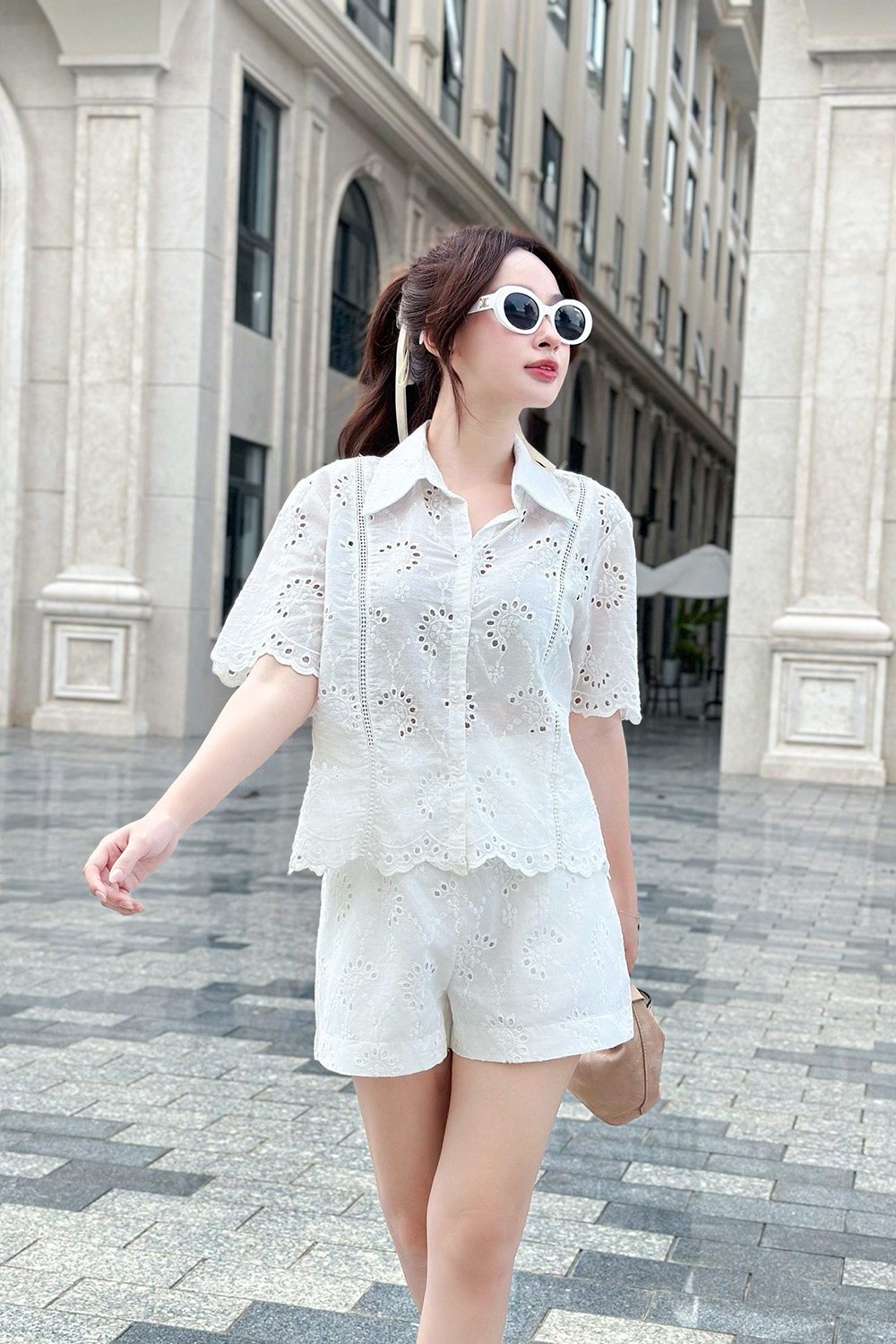 Áo kiểu sơ mi xô thêu màu trắng