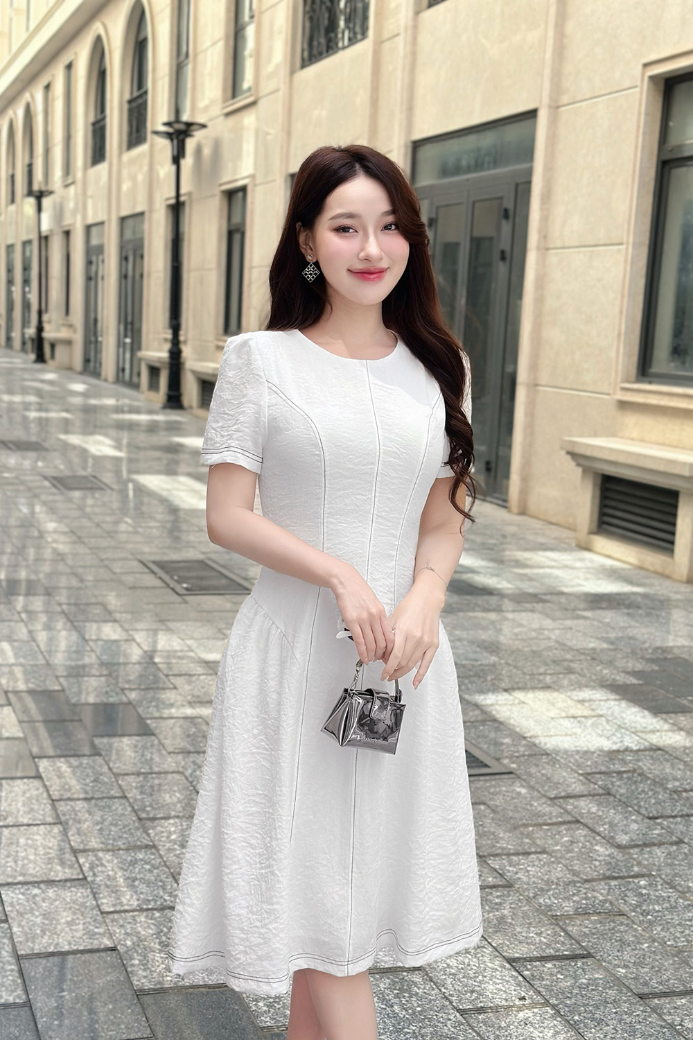 Đầm trắng dáng chữ A cổ tròn phối viền