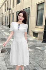 Đầm trắng dáng chữ A cổ tròn phối viền