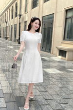 Đầm trắng dáng chữ A cổ tròn phối viền