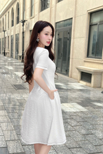 Đầm trắng dáng chữ A cổ tròn phối viền