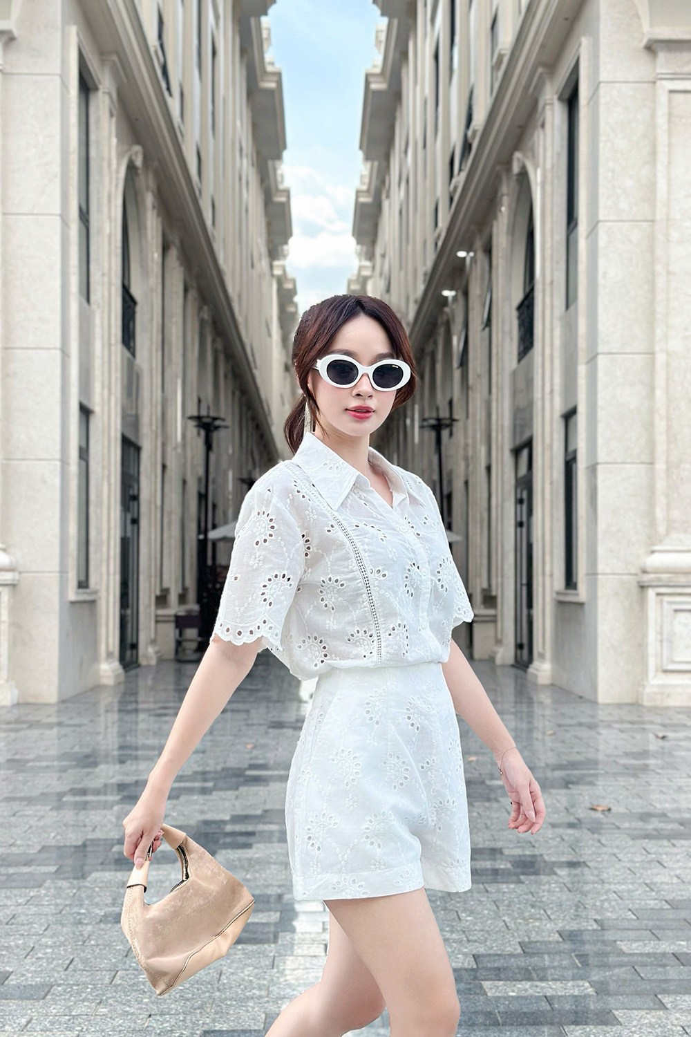 Quần short trắng xô thêu phối ren