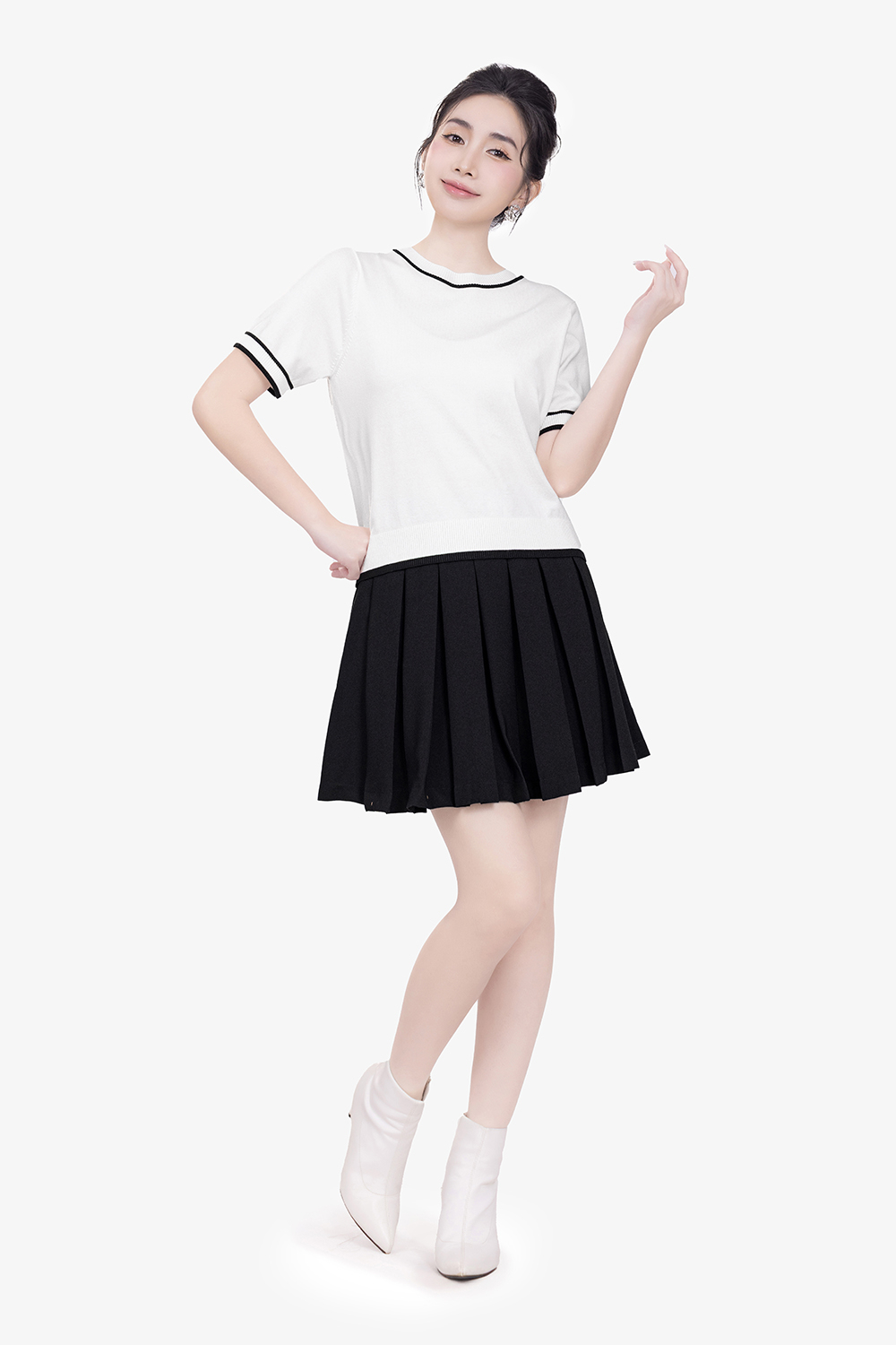 Áo len dệt kim màu trắng viền đen